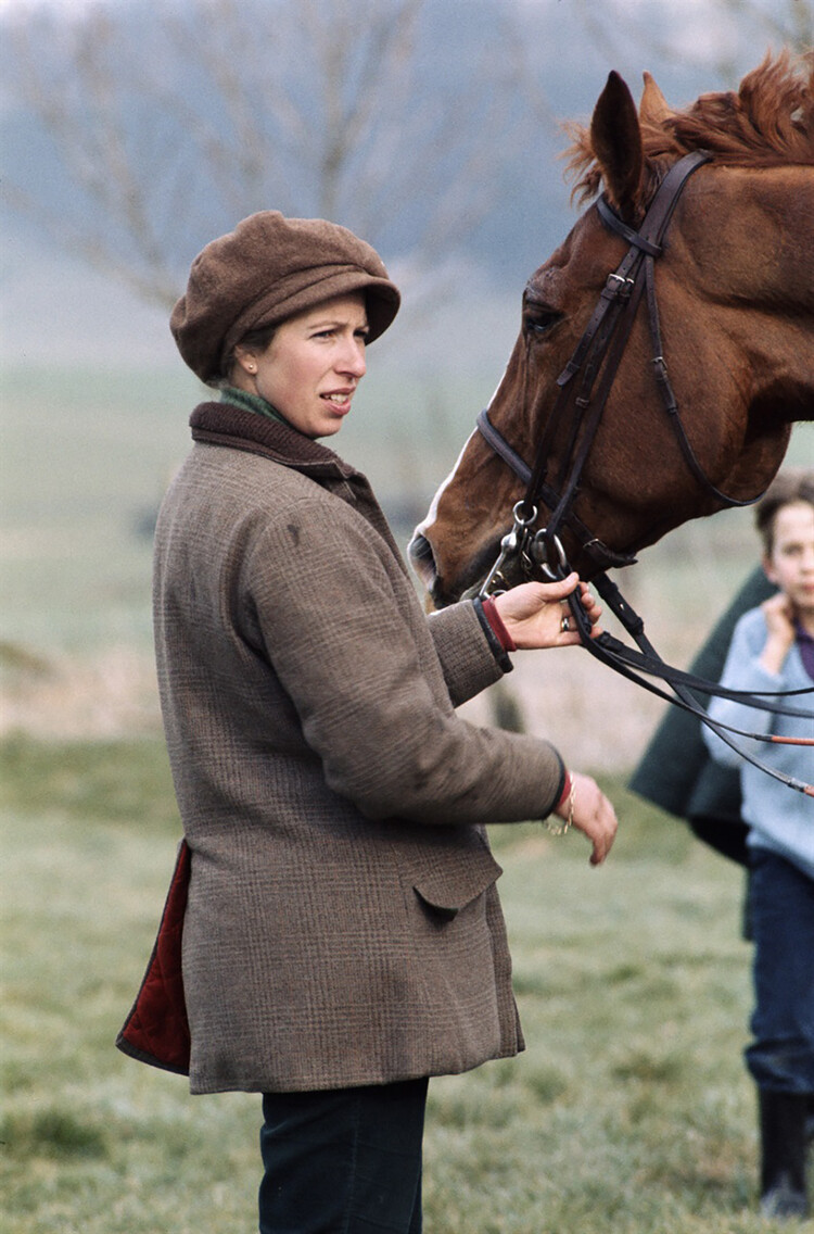 Принцесса Анна, королевская принцесса, с лошадью, около 1980 года